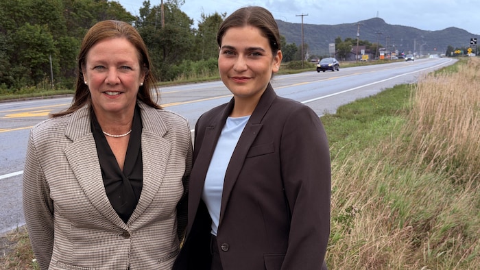 Les candidates caquistes Amélie Dionne et Julia Brillant-Ruest, sur le bord de la route 132 à Saint-Fabien.