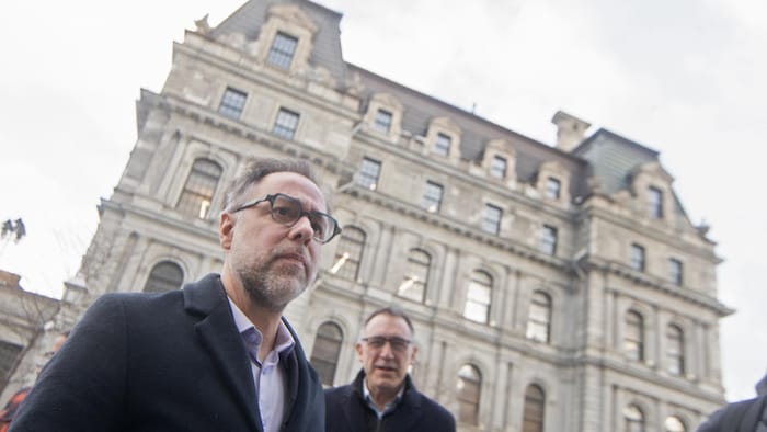 Contre-plongée de Luc Rabouin au à l'Hôtel de Ville de Montréal.