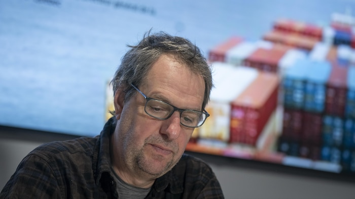 Un homme s'adresse aux journalistes.