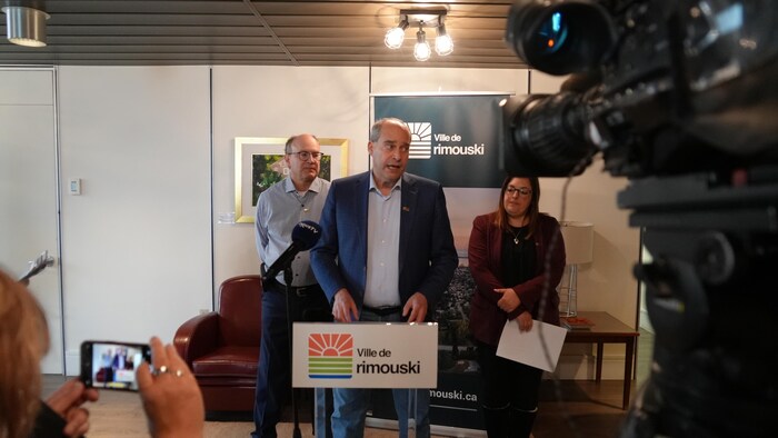 Le maire en conférence de presse avec la directrice du Service des loisirs, Karine Desrosiers, et le directeur du Service génie et environnement, Rémi Fiola.