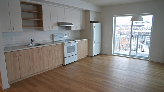 La cuisine d'un appartement de l'immeuble érigé par Mission Unitaînés à Rimouski.