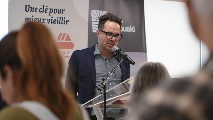 Le directeur général de l'Office d'habitation de Rimouski-Neigette, Alain Boulianne, lors de la conférence de presse marquant l'inauguration d'un immeuble de 100 logements.