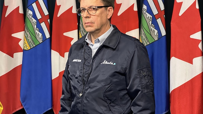 Le ministre albertain des Forêts et des Parcs, Todd Loewen, en conférence de presse
