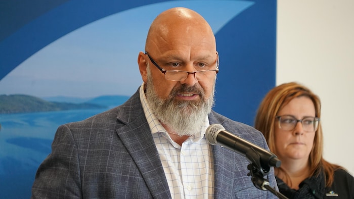 Denis Blais parle au micro lors d'une conférence de presse. 