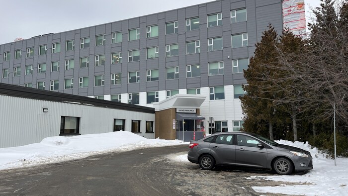 L'hôpital de Trois-Pistoles avec l'entrée de l'urgence.