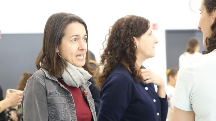 La Dre Valérie Messier aux côtés de la Dre Raja Gharbi, dans une discussion animée lors d'une pause entre deux conférences.