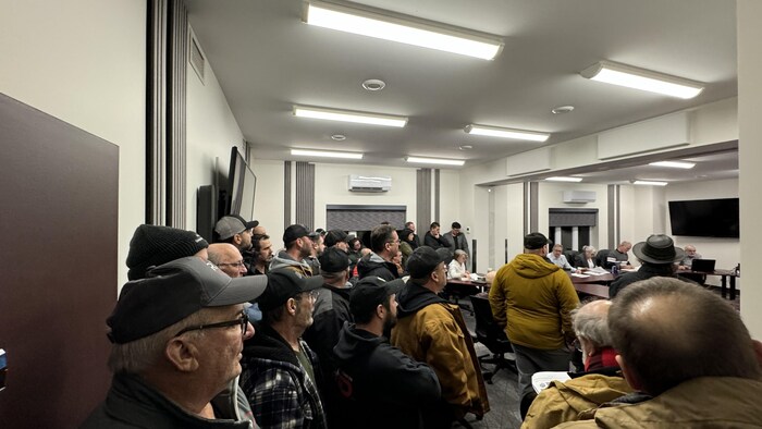 Des gens dans une salle.