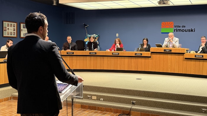 David Goulet au micro, lors de la séance du conseil de Rimouski.