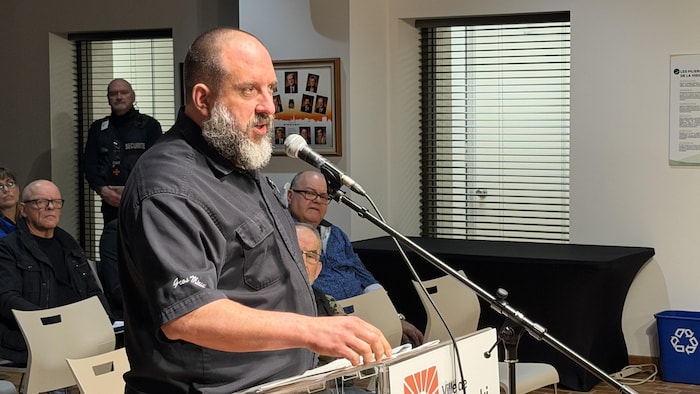 Jean-Charles Morin au micro, lors de la séance du conseil municipal de Rimouski.