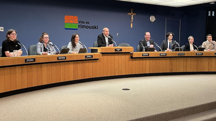 Guy Caron et les conseillers municipaux, lors de la séance du conseil municipal.