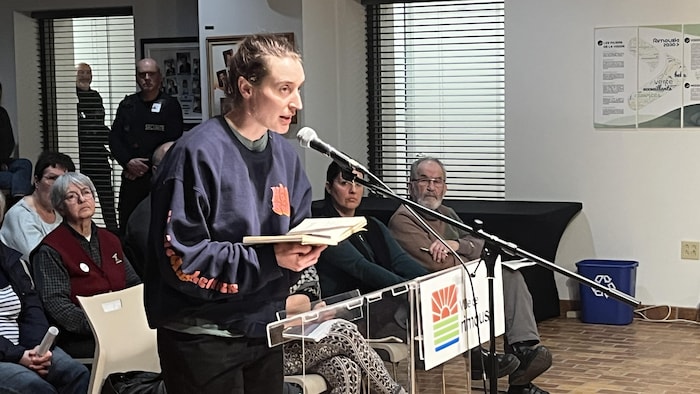 Éliane Duchesne, lors de la séance du conseil.