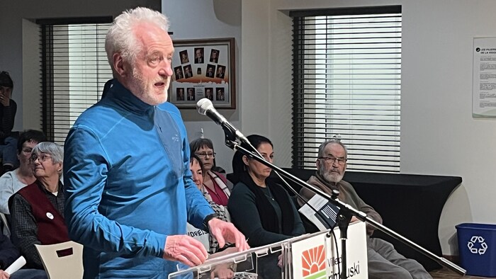 Gilles Légaré au micro, lors de la période de questions.