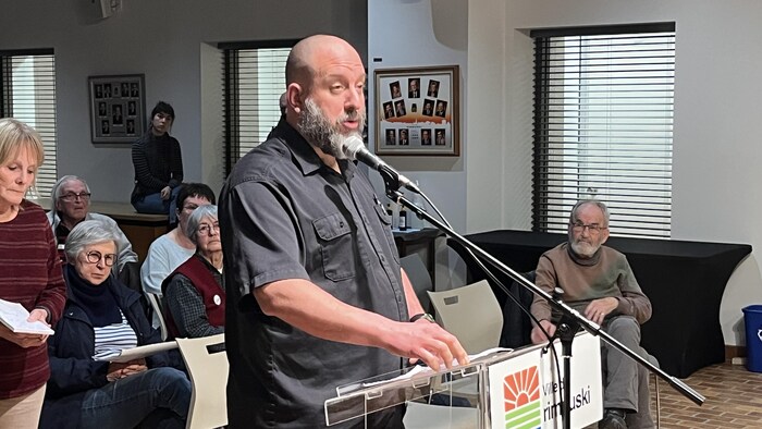 Le citoyen Jean-Charles Morin au micro, lors de la séance du conseil municipal.