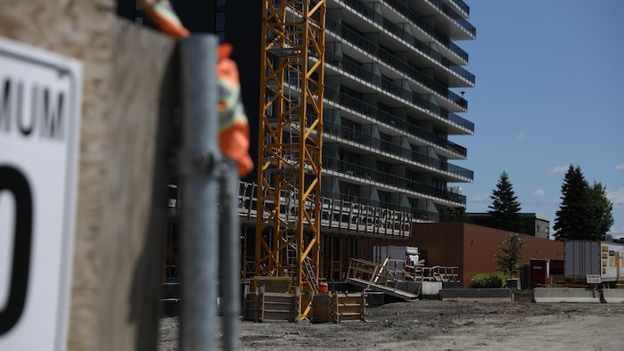 Un immeuble à logements en construction.