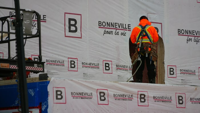 Un travailleur travaille sur un des modules.