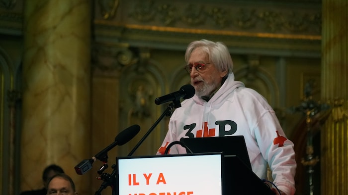 Maurice Vaney au micro lors d'une consultation citoyenne