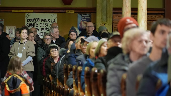 Des personnes dans une église.