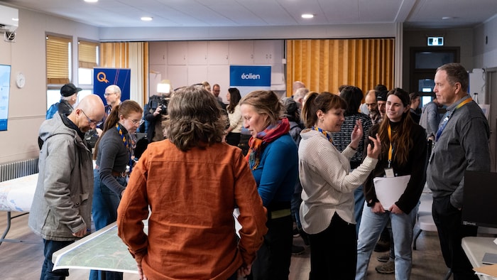 Plusieurs personnes assistent aux consultations d'Hydro-Québec.