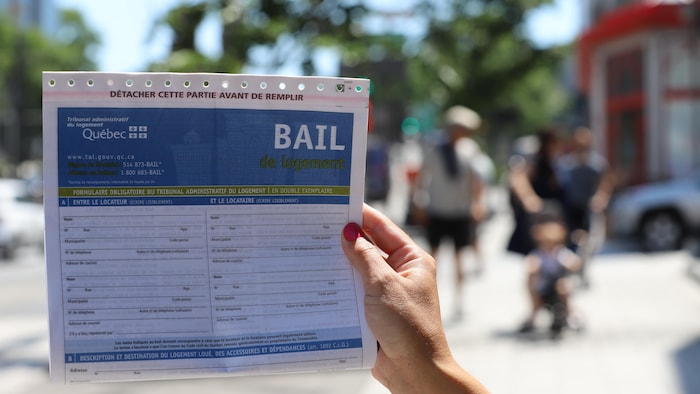 Une main tient un bail.