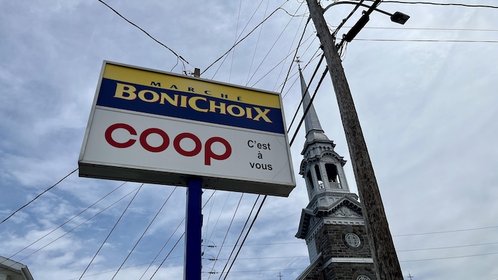 Une enseigne porte l'inscription marché Bonichoix coop, c'est à vous. 