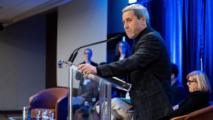 Jean-François Simard au micro. 