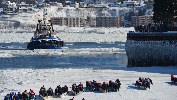 سباق زوارق الجليد في نهر سان لوران خلال كرنفال كيبيك الشتوي.