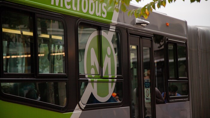 Logo de Metrobus sur un autobus.