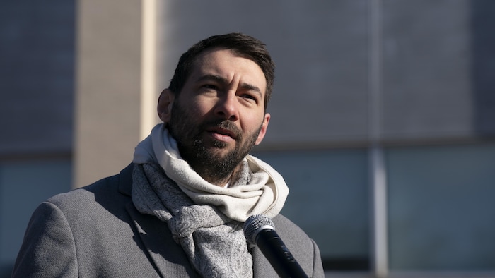Guillaume Cliche-Rivard, lors d'une conférence de presse extérieure en hiver.