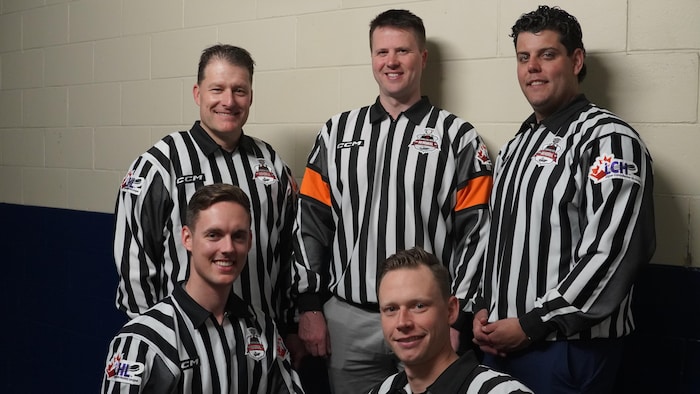 Sylvain Losier, Nicolas Leduc, Mat Hicks, Nicolas Boivin et Samuel Bernier, en uniformes.