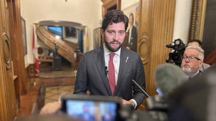 David Hickey parle à des journalistes.