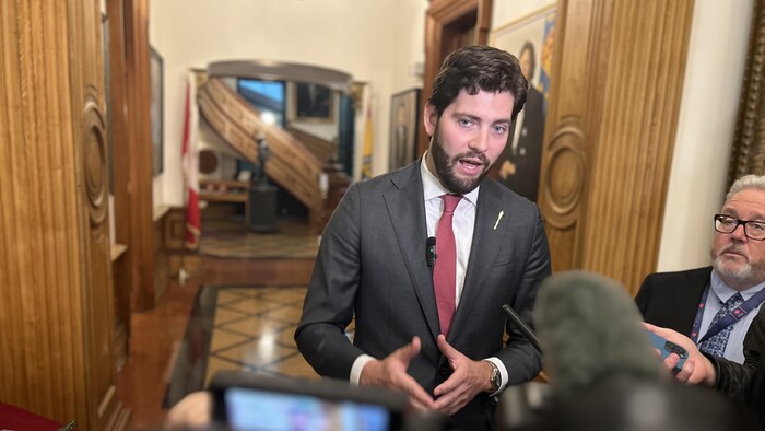 David Hickey parle à des journalistes.