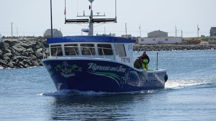 Un bateau rentre au port de L'Étang-du-Nord