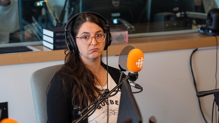 Une femme dans un studio.