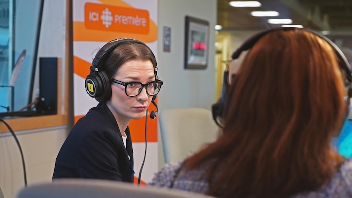 Ariane Boyer dans un studio radio.