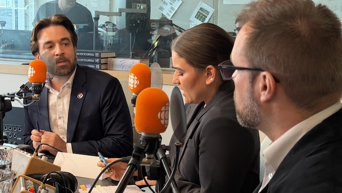 Des personnes dans un studio radio.