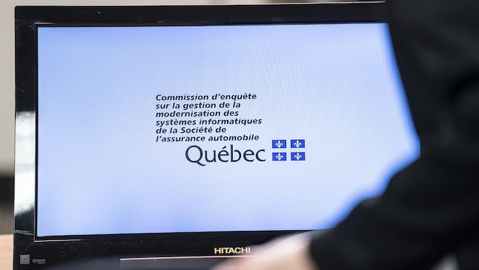 Le logo de la Commission d’enquête sur la gestion de la modernisation des systèmes informatiques de la Société de l’assurance automobile sur un écran d'ordinateur.