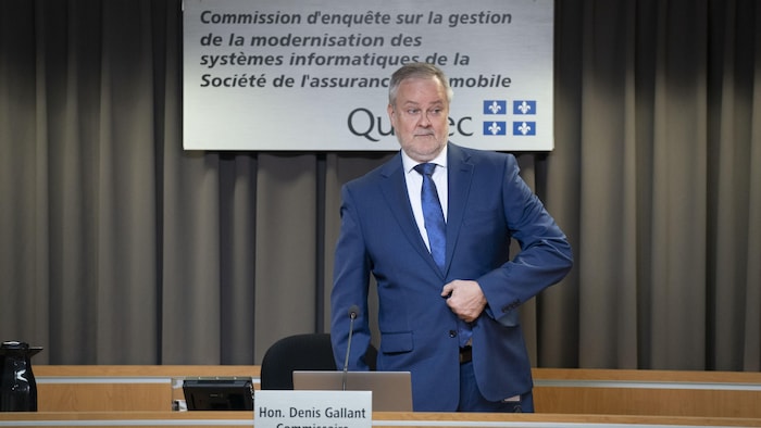 Denis Gallant prenant spot dans les locaux de la Commission.