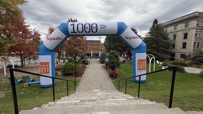 L'arche du Grand Défi Pierre Lavoie sur le terrain de l'hôtel de ville de Sherbrooke.