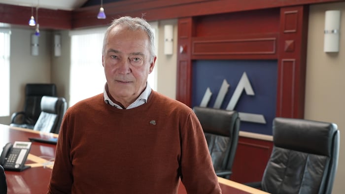 Portrait de Denis Bérubé dans la salle de réunion du siège social de Cedrico à Price.