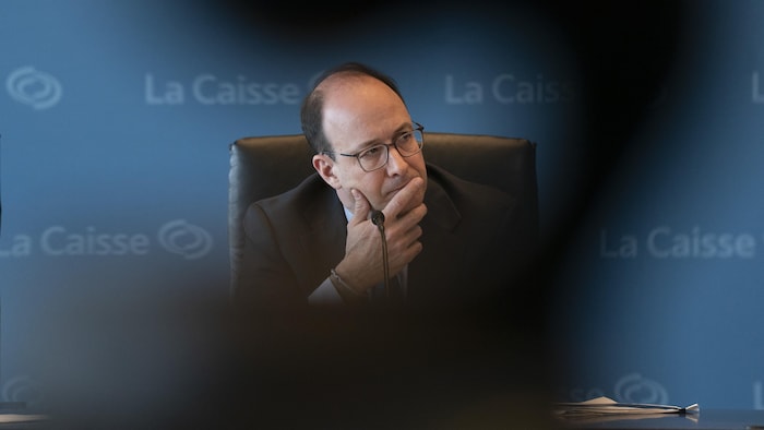 Charles Emond lors d'une conférence de presse.