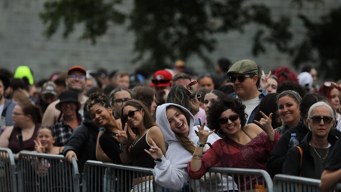 Des spectateurs à l'ouverture des plaines d'Abraham.