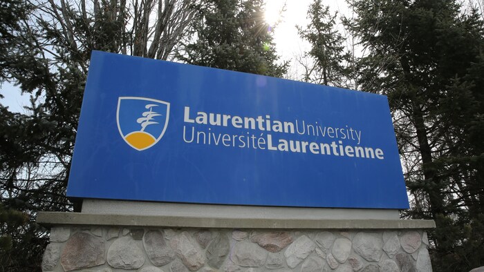 Un panneau à l'entrée du campus de l'Université Laurentienne