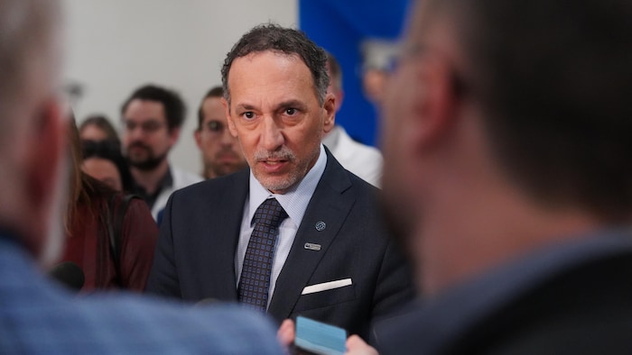 Le Dr Oliva en mêlée de presse.