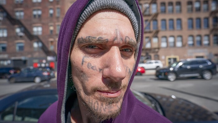 Plan rapproché d'Anthony Vasquez, dans un stationnement.