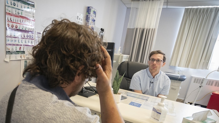 Le psychiatre Laurent Darveau avec un jeune à risque d'itinérance.