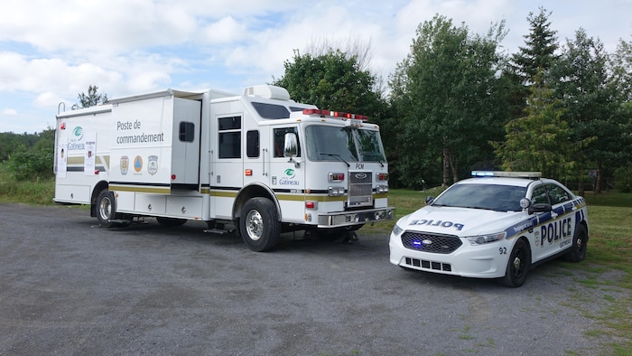 سيارة وشاحنة تابعتان لشرطة بلدية غاتينو (أرشيف).