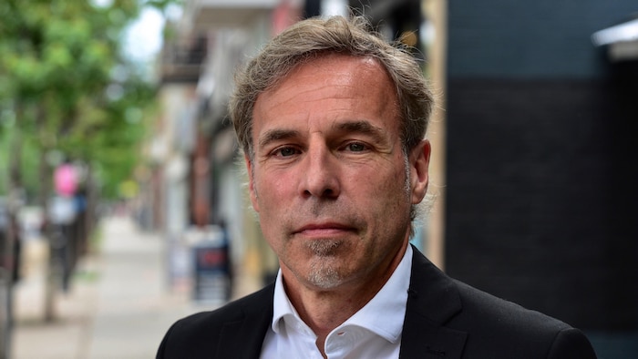 Le Dr Denis Soulières dans la rue. 