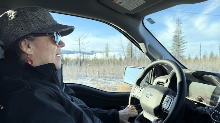 Judy Ventry au volant de son auto.