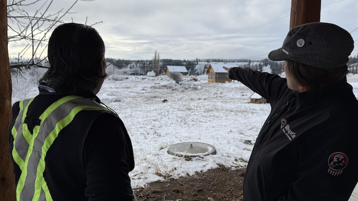 Judy Ventry et Dustin Elkins regardent au loin les maisons.