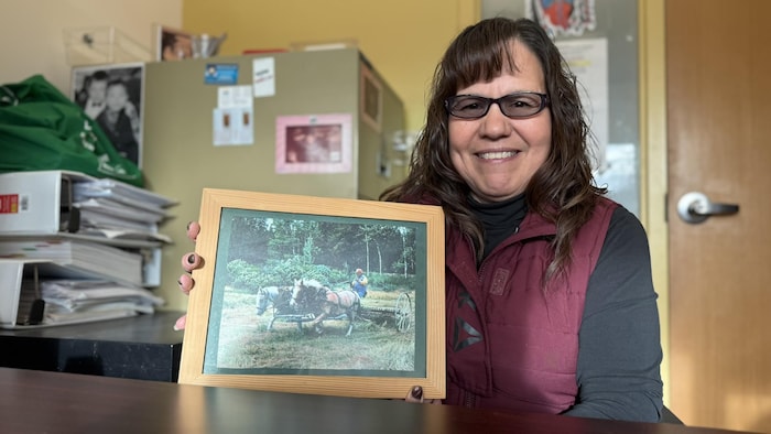 Rosalie Montgomery avec un cadre et une photo de son père.